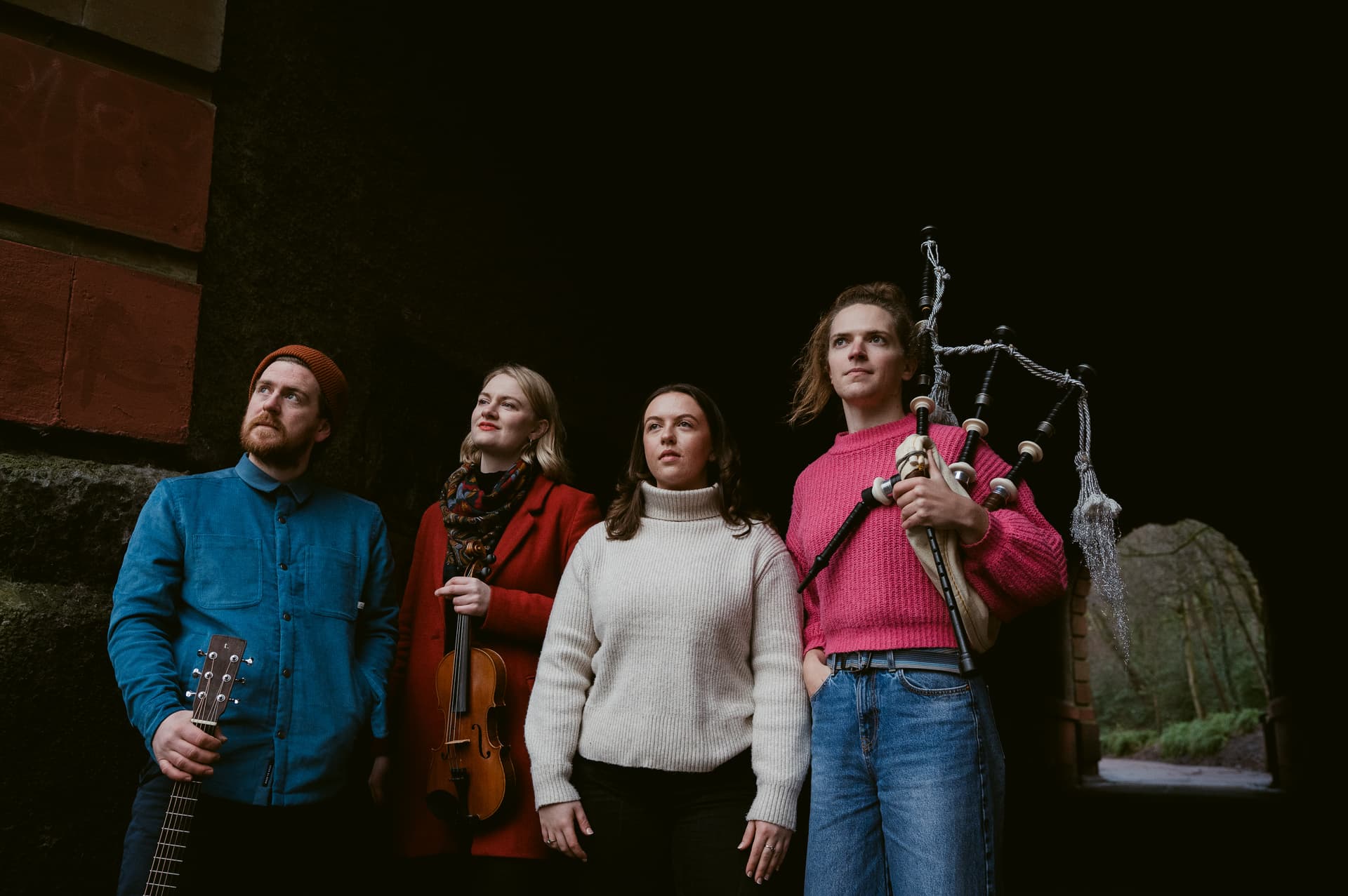 Ellie Beaton, Malin Lewis, Sally Simpson, und Owen Sinclair in einem Tor-Durchgang