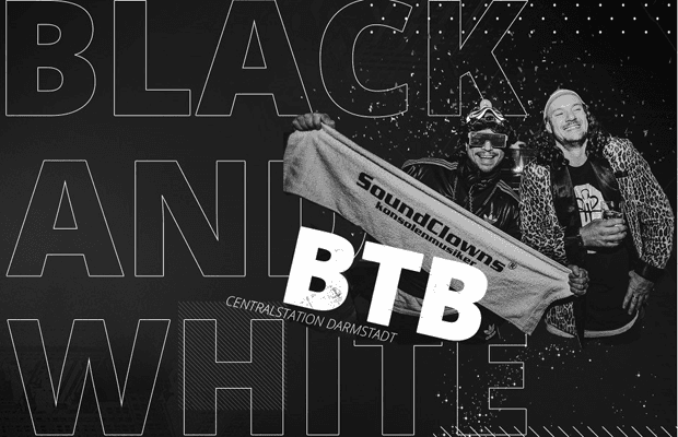 Schwarz-weißes Eventmotiv mit zwei lächelnden Personen, die ein Handtuch mit der Aufschrift ‚Soundclowns‘ halten. Große Schrift im Hintergrund: ‚Black and White‘ und ‚BTB‘, darunter ‚Centralstation Darmstadt‘.