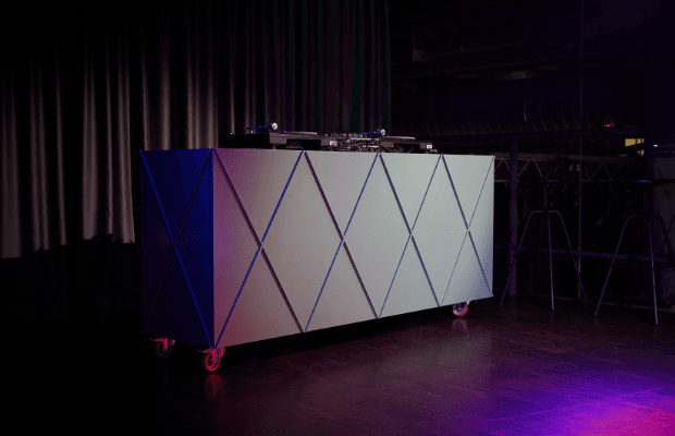 Modernes DJ-Pult und geometrisches Design, stimmungsvoll beleuchtet in der BAR der Centralstation.