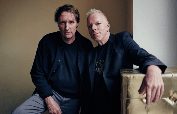 Porträtfoto der Musiker Jens Thomas und Jürgen Spiegel in dunkler Kleidung.