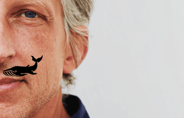 Ausschnitt des Gesichts von William Wahl vor hellem Hintergrund; über dem Mund ist grafisch ein schwarzer Wal platziert.
