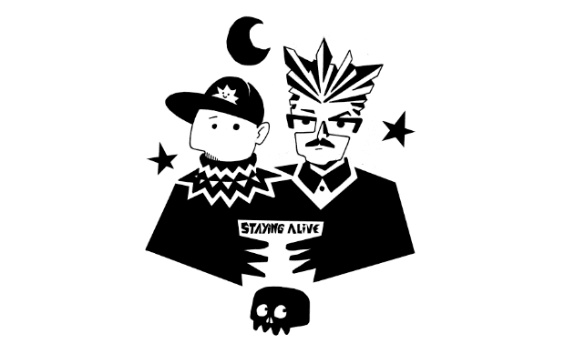 Eine stilisierte, schwarz-weiße Illustration von zwei Männern. Einer trägt eine Mütze und einen rautenförmigen Kragen, der andere eine Brille und einen Pullover mit Kragen. Beide halten ein Blatt mit der Aufschrift „STAYING ALIVE“. Um sie herum sind ein Mond, Sterne und ein Totenkopf zu sehen.