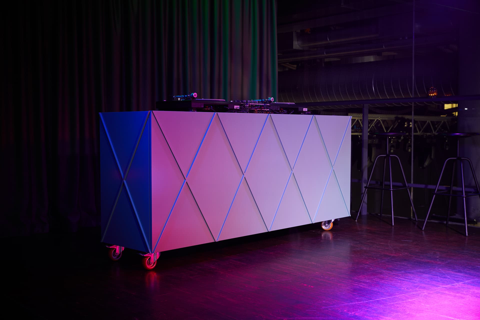 Modernes DJ-Pult und geometrisches Design, stimmungsvoll beleuchtet in der BAR der Centralstation.