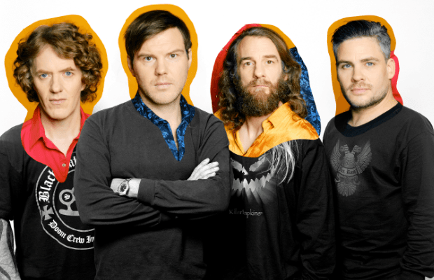 Die vier Bandmidglieder der Band Muff Potter stehen nebeneinander vor hellem Hintergrund und schauen in die Kamera. Sie tragen dunkle Kleidung, einer hat lange Haare und Bart. Hinter ihren Köpfen sind farbige grafische Flächen zu sehen.