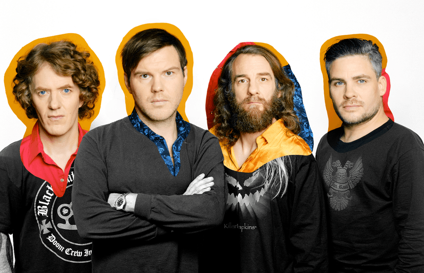 Die vier Bandmidglieder der Band Muff Potter stehen nebeneinander vor hellem Hintergrund und schauen in die Kamera. Sie tragen dunkle Kleidung, einer hat lange Haare und Bart. Hinter ihren Köpfen sind farbige grafische Flächen zu sehen.