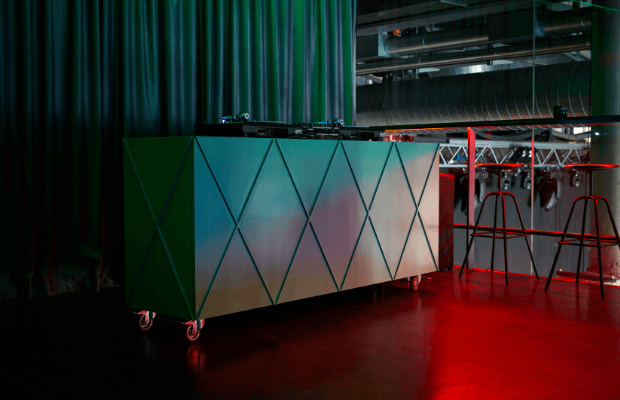 Modernes DJ-Pult und geometrisches Design, stimmungsvoll beleuchtet in der BAR der Centralstation.
