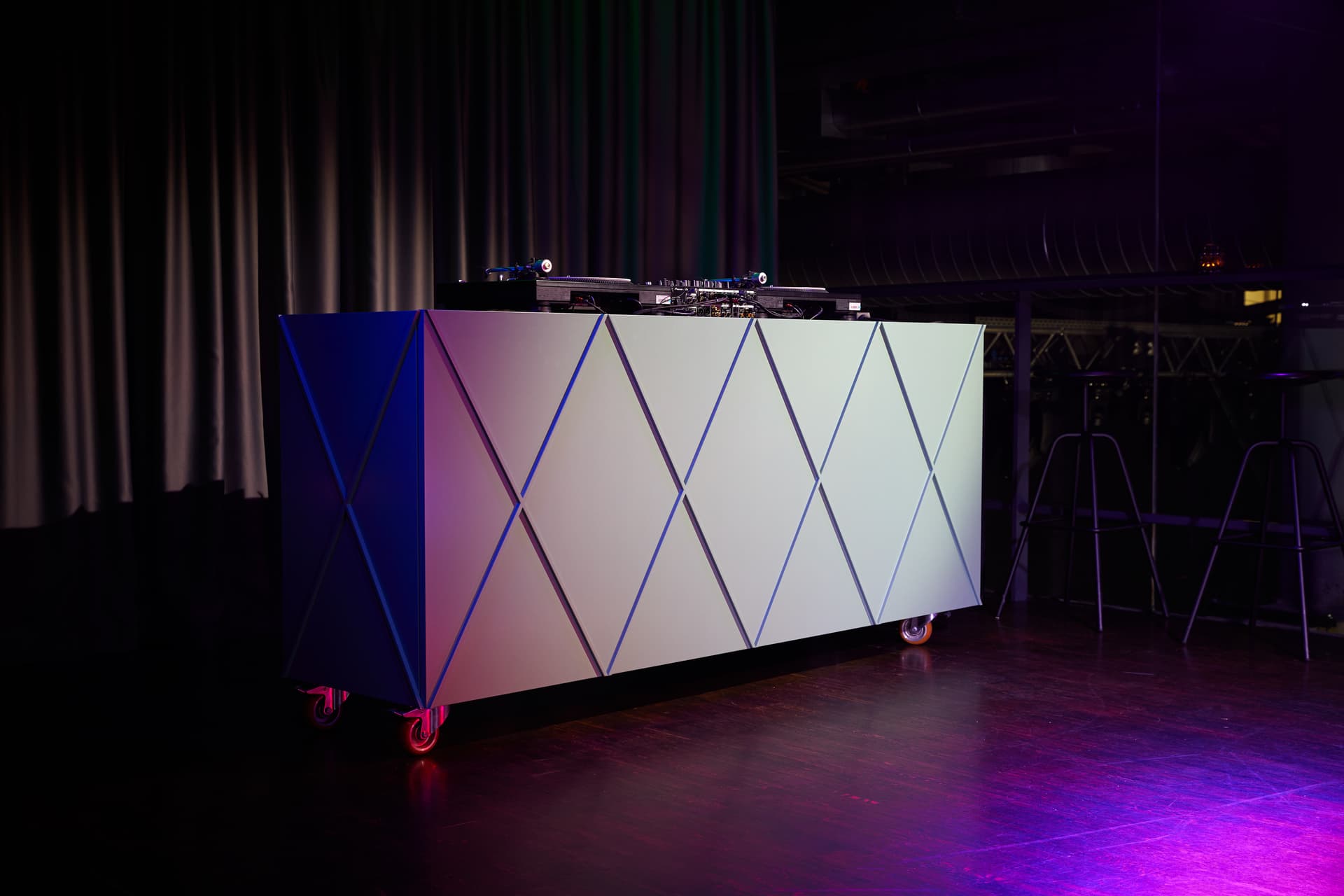 Modernes DJ-Pult und geometrisches Design, stimmungsvoll beleuchtet in der BAR der Centralstation.